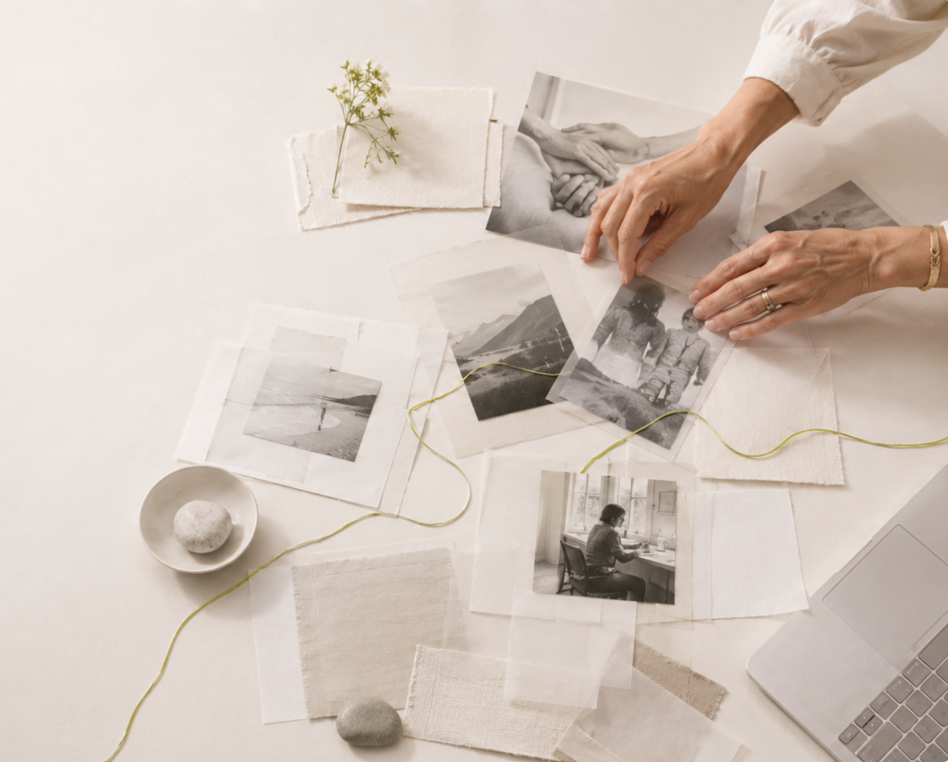 Fotografías y recuerdos conectados por un hilo verde sobre una mesa