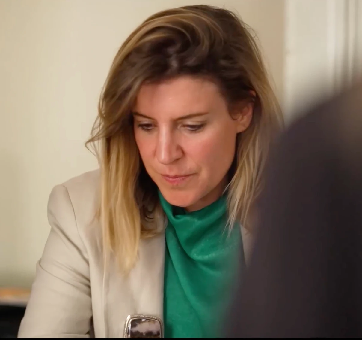 Mujer trabajando sobre documentos y notas de su propia trayectoria